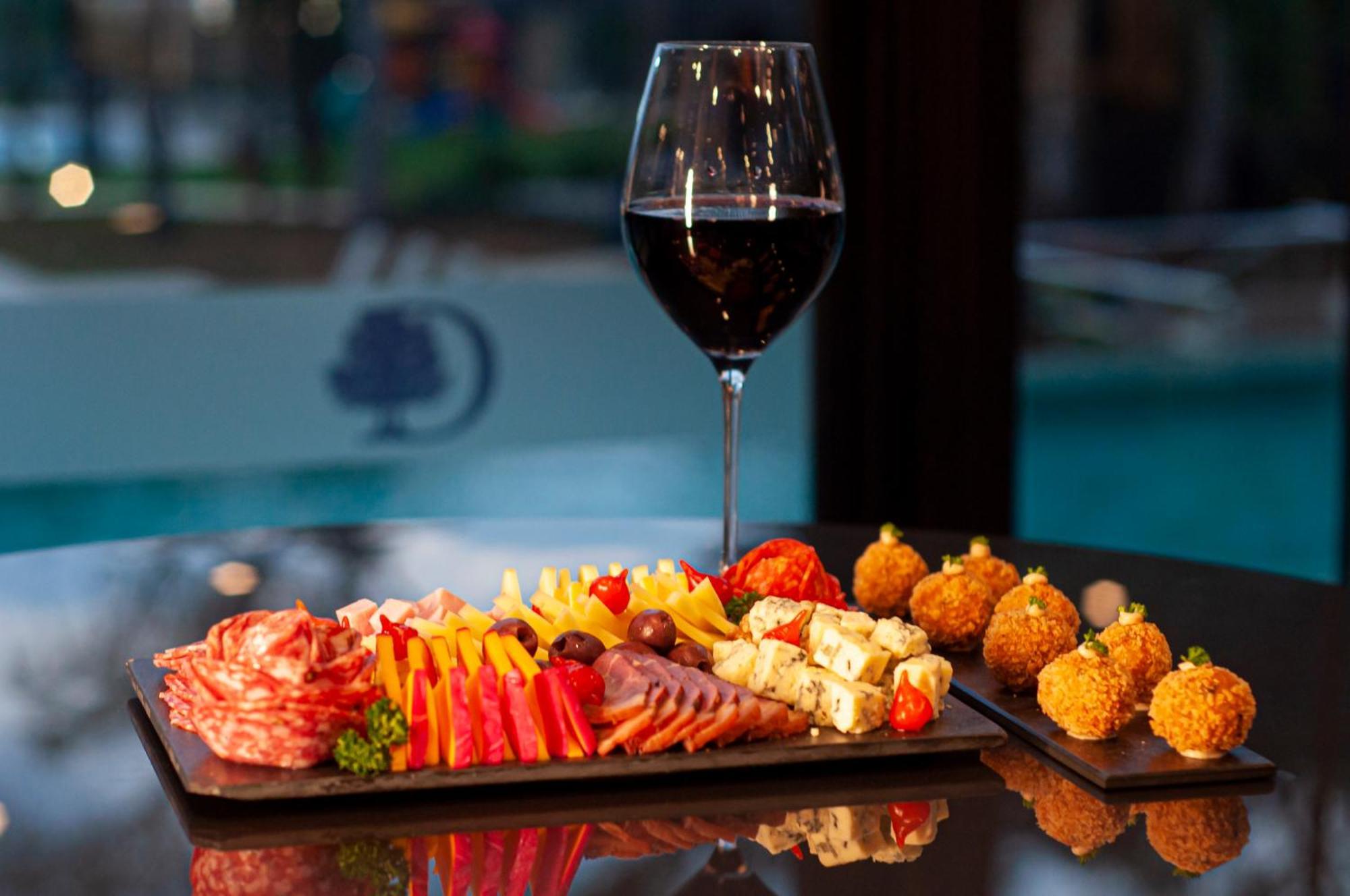 Doubletree By Hilton - Resort - 포스두이구아수 외부 사진 A wine and tapas pairing