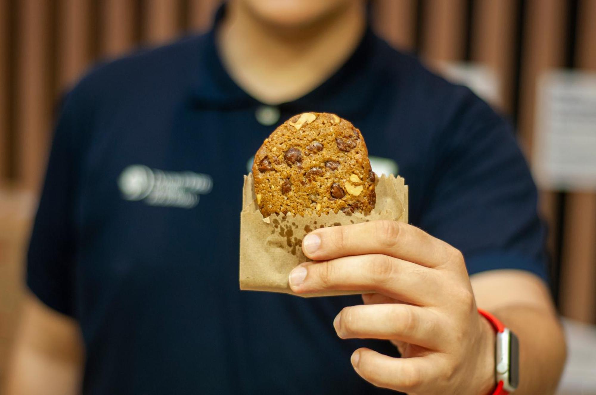 Doubletree By Hilton - Resort - 포스두이구아수 외부 사진 A Starbucks employee holding a muffin